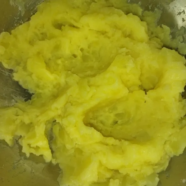 Siapkan kentang yang sudah dikupas dan dipotong-potong, lalu rebus hingga matang, angkat lalu tiriskan, lalu haluskan kentang selagi panas.