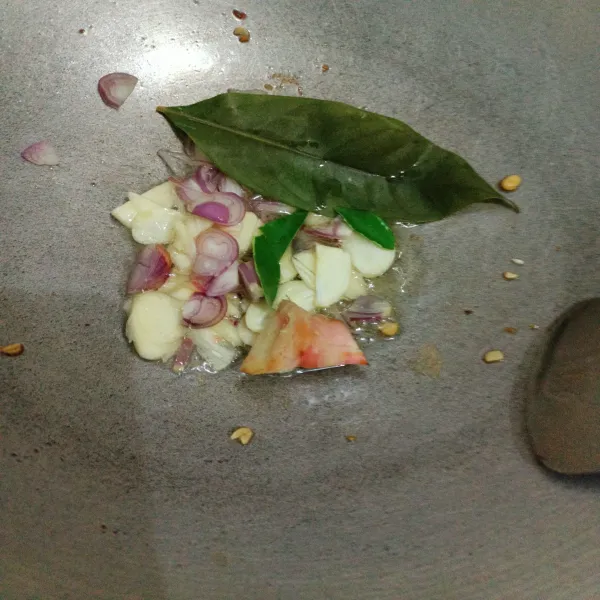Tumis bawang putih dan bawang merah, laos yang di geprek, daun salam hingga harum.