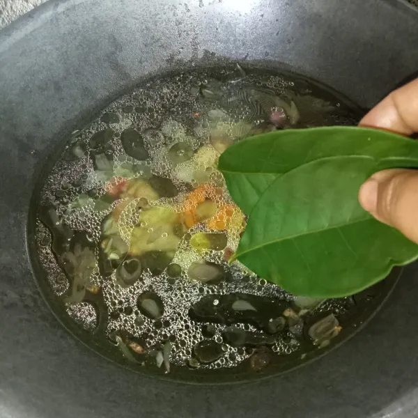 Masukkan air, serai, lengkuas, jahe, kunyit, daun salam dan daun jeruk.