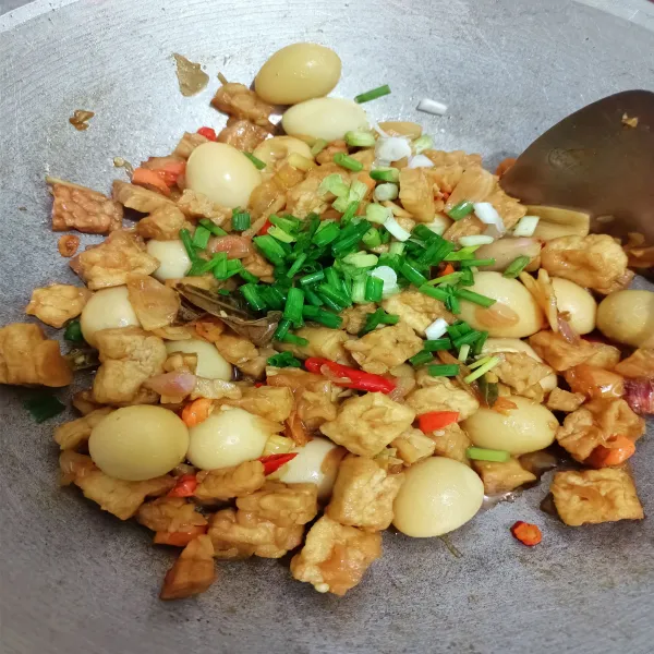 Terakhir masukkan daun bawang.
Campurkan dan aduk rata, siap disajikan.