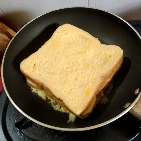 Panaskan wajan, cairkan margarin lalu panggang roti sampai kecoklatan di kedua sisi, angkat dan sisihkan.
