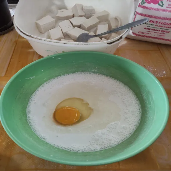 Setelah tercampur merata, masukkan telur ayam, lalu aduk kembali hingga larut.