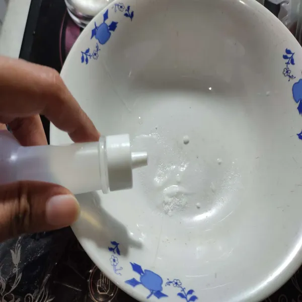 Campurkan baking soda dengan cuka, aduk hingga berbuih.