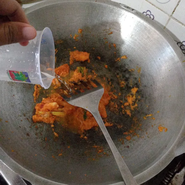 Tambahkan air.