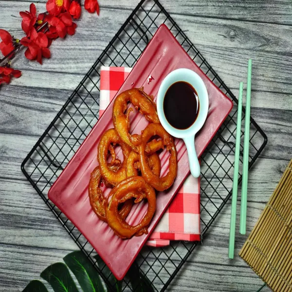 Sajikan spicy onion ring di atas piring saji.