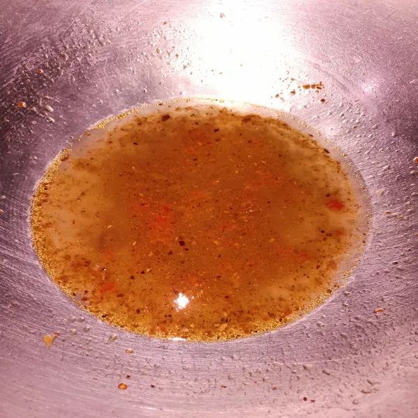 Tambahkan cabe bubuk lalu tambahkan air secukupnya.