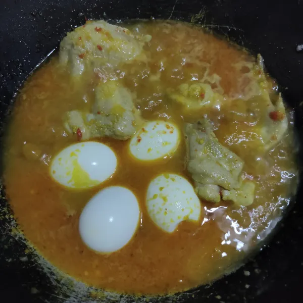 Tambahkan air, masak hingga mendidih lalu masukkan telur.