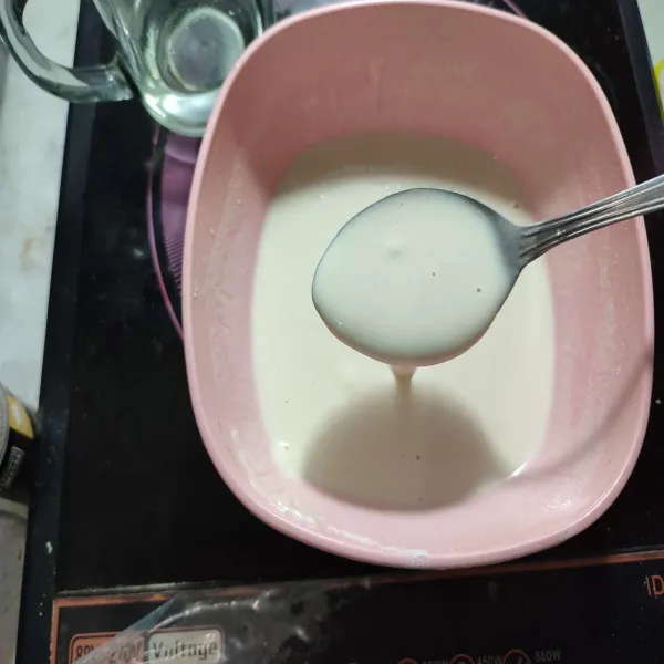 Aduk rata hingga mendapatkan adonan dengan konsistensi kental.