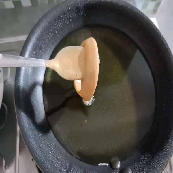 Kemudian segera goreng dalam minyak panas dengan api sedang hingga garing, angkat kemudian tiriskan minyak.