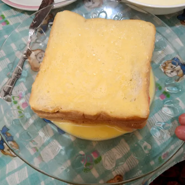 Baluri roti dengan susu dan telur.