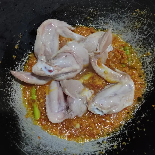 Setelah bumbu harum, masukkan ayam, aduk rata dengan bumbu, masak hingga ayam berubah warna.