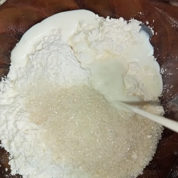Masukkan tepung terigu, gula, garam dan susu cair.