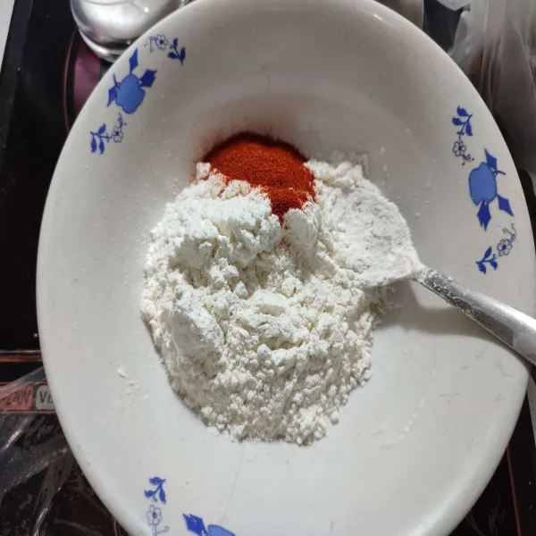 Kemudian masukkan tepung terigu, gochugaru, serta kaldu bubuk, aduk rata.