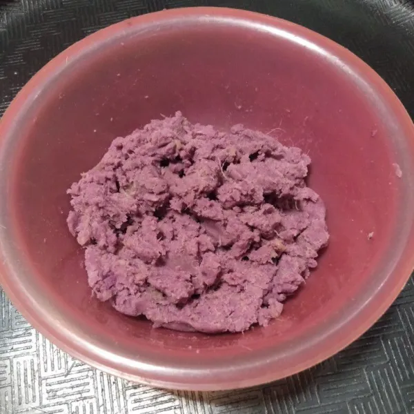 Kukus ubi ungu sampai empuk, lalu haluskan.