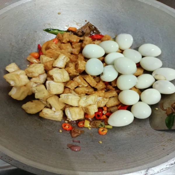 Masukkan tahu, tempe, telur puyuh, tambahkan air, masak hingga mendidih.