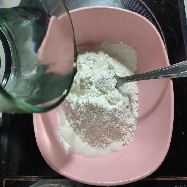 Kemudian masukkan air sedikit demi sedikit sambil diaduk.