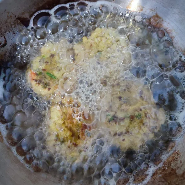 Cetak dengan sendok kemudian goreng dalam minyak panas sampai matang.