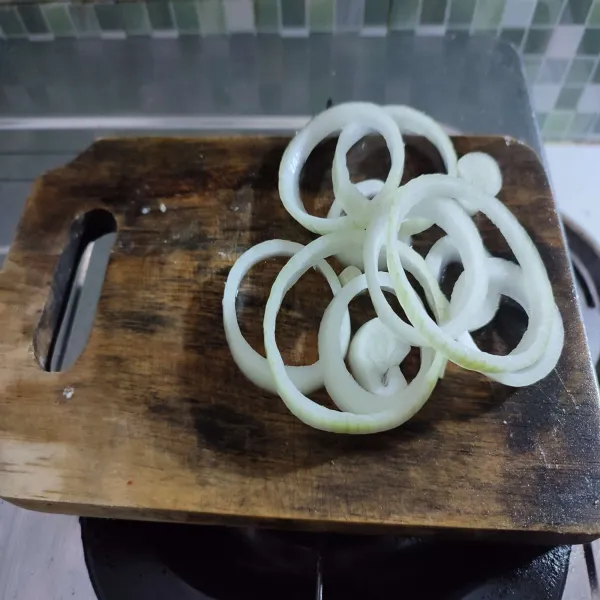 Potong-potong bawang bombay seperti cincin, sisihkan.