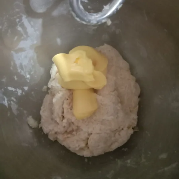 Campur semua bahan kecuali margarin, uleni hingga menyatu, lalu tambahkan margarin, uleni hingga kalis.