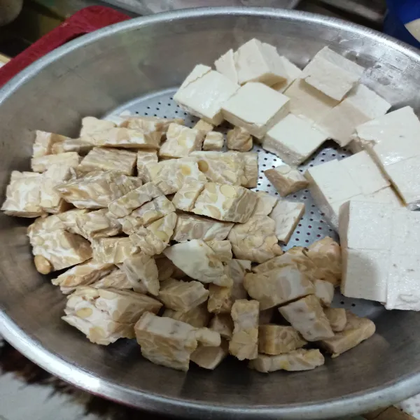 Potong dadu tahu dan tempe, lalu goreng hingga kuning keemasan, tiriskan.