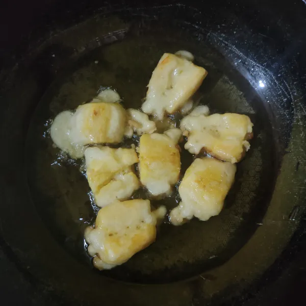 Goreng peuyeum dalam minyak panas.