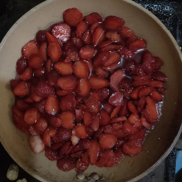 Masak strawberry dengan gula hingga lunak lalu tambahkan air jeruk nipis, aduk rata, koreksi rasa, (jika suka manis boleh ditambahkan gula) angkat dan sisihkan.