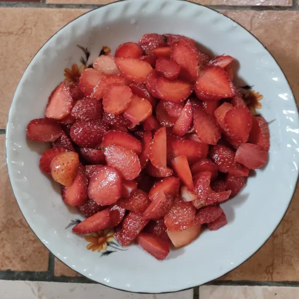 Bersihkan strawberry lalu potong tipis.