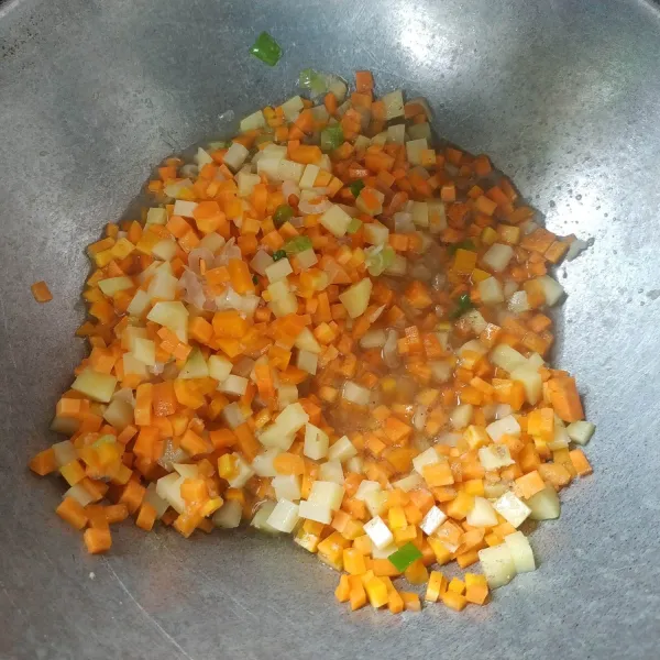 Tumis bawang putih, bawang merah, daun bawang dan pala bubuk hingga harum. 
Setelah bumbu matang masukkan kentang dan wortel, tambahkan air dan masak sampai empuk.
