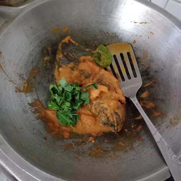 Tambahkan bumbu lainnya dan masukkan daun kemangi.