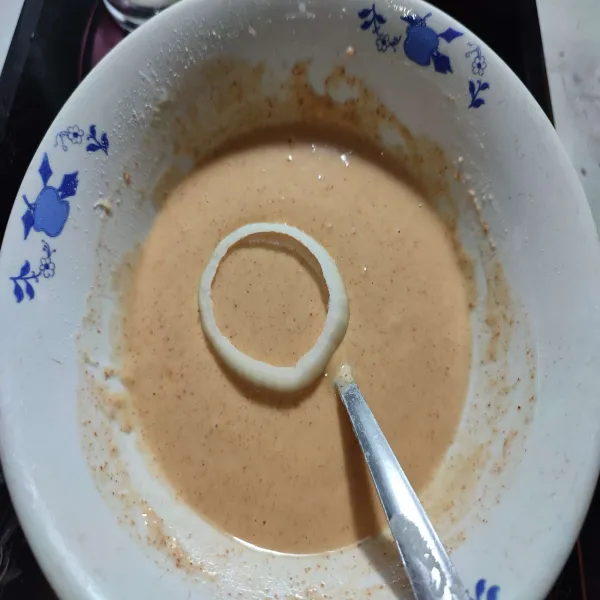 Celupkan bawang bombay ke dalam adonan.