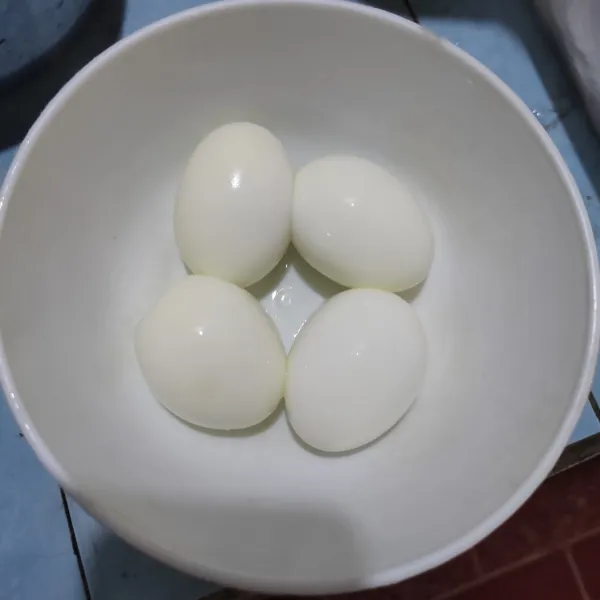 Cuci bersih telur, rebus hingga matang lalu kupas, sisihkan.