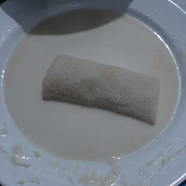 Celupkan gulungan risol ke adonan.