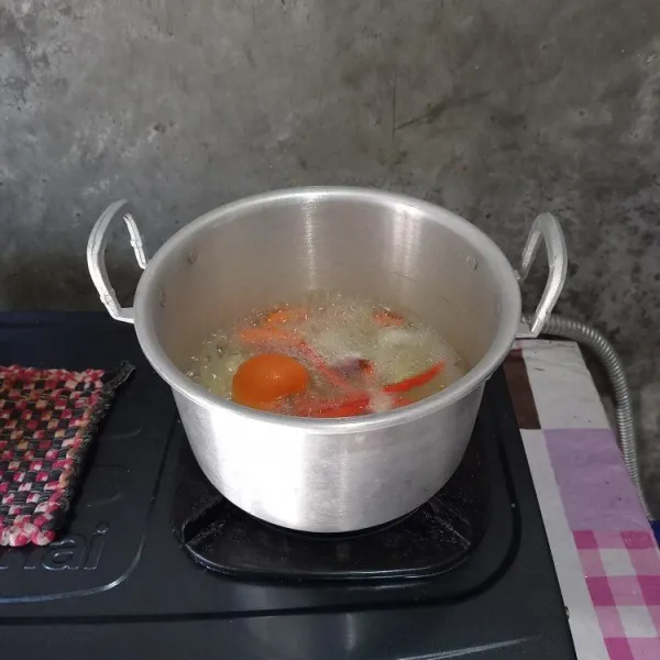 Rebus bawang, cabai dan tomat.