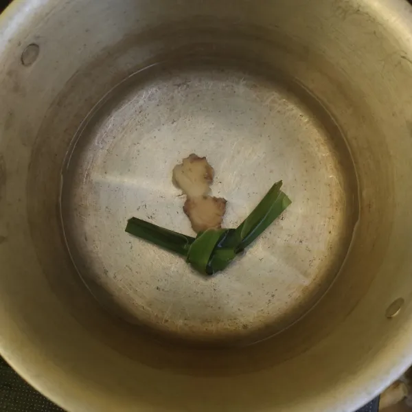 Didihkan air bersama dengan jahe dan daun pandan.