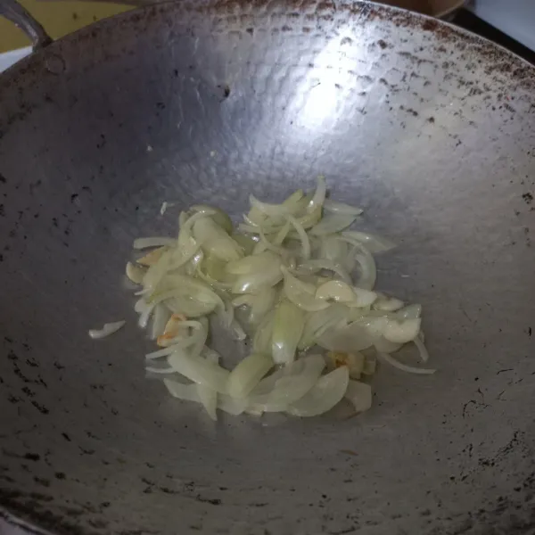 Panaskan minyak secukupnya tumis bawang putih dan bawang bombay hingga harum