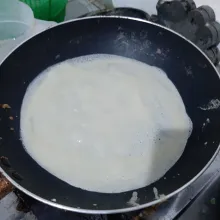 Panaskan teflon, lalu buat dadar.