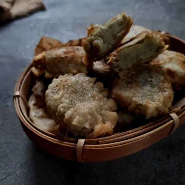 Gulingkan kumbu kacang ijo ke dalam adonan kulit, lalu goreng hingga kuning keemasan. Tiriskan.