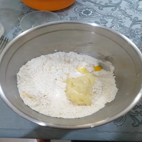 Campur terigu, gula, ragi instan, kentang, tambahkan garam. dan telur aduk. dan tuang air  hangat sedikit demi sedikit sambil terus diaduk.