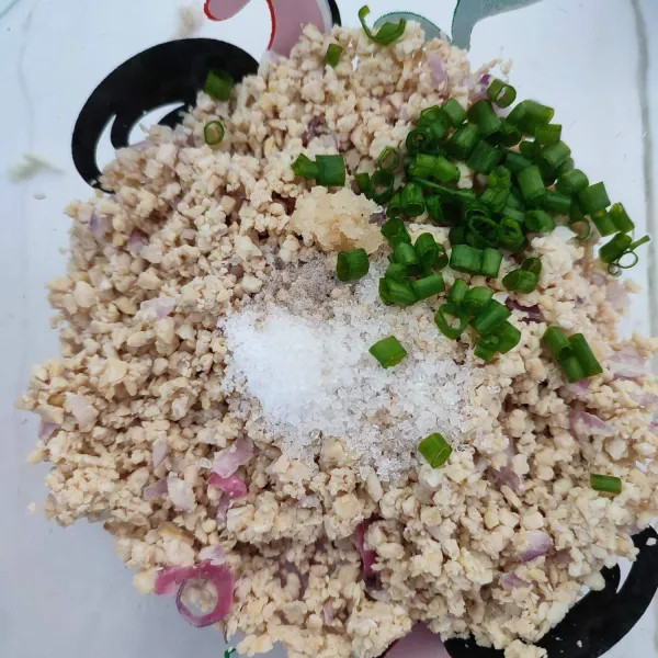 Tambahkan irisan daun bawang, garam, gula pasir, merica bubuk, dan kaldu jamur, lalu aduk rata.