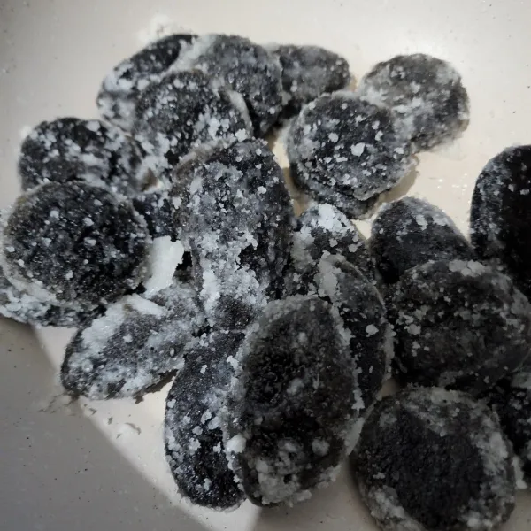 Setelah itu, masukkan getas yang sudah digoreng tadi, dengan api masih menyala, aduk-aduk sampai gula mengering dan getas terbalut sempurna. Matikan.