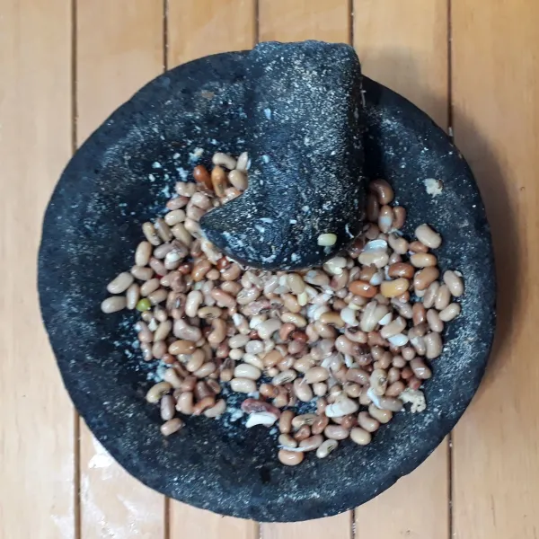 Kacang tolo ditumbukh dengan ulekan hingga agak hancur.