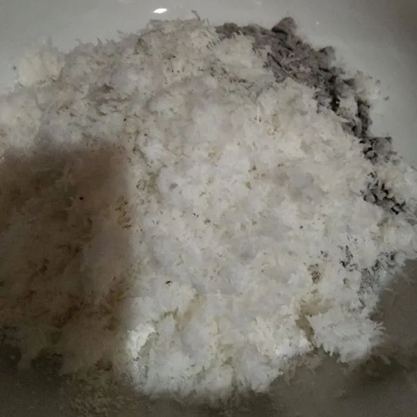 Campur semua bahan kering, tambahkan kelapa parut. Campur.
