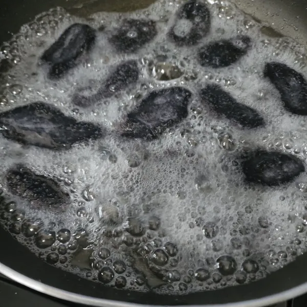 Lalu goreng sampai matang dengan api sedang cenderung kecil ya, angkat. Tiriskan.