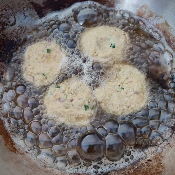 Goreng dalam minyak panas hingga matang, lalu tiriskan dan sajikan.