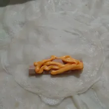 Isi kulit dengan potongan sosis dan mayonaise pedas.