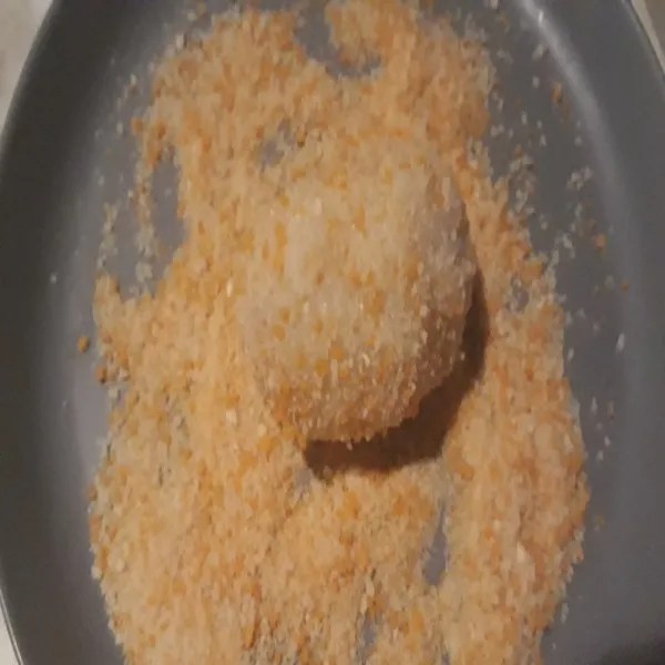 Gulingkan pada tepung roti sambil dipadatkan supaya nempel ke kulit ketannya.