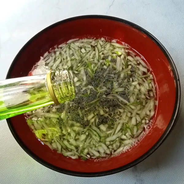 Tambahkan selasih dan sirup melon, aduk rata.