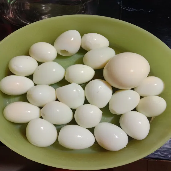 Kupas telur puyuh yang sudah direbus, sisihkan