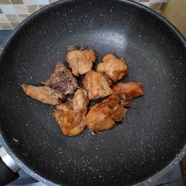 Panggang daging ayam di atas wajan anti lengket, saya tambahkan 1 sdm olive oil. 
Jangan lupa bolak-balik agar matang merata. 
Sajikan.