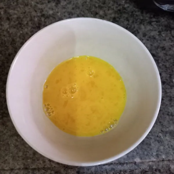 Siapkan bahan olesan, campurkan kuning telur ayam dengan susu cair